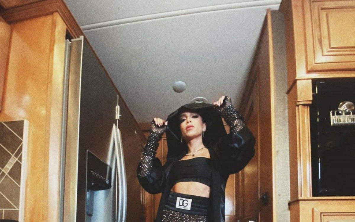 Anitta se apresenta em evento de luta nos EUA

