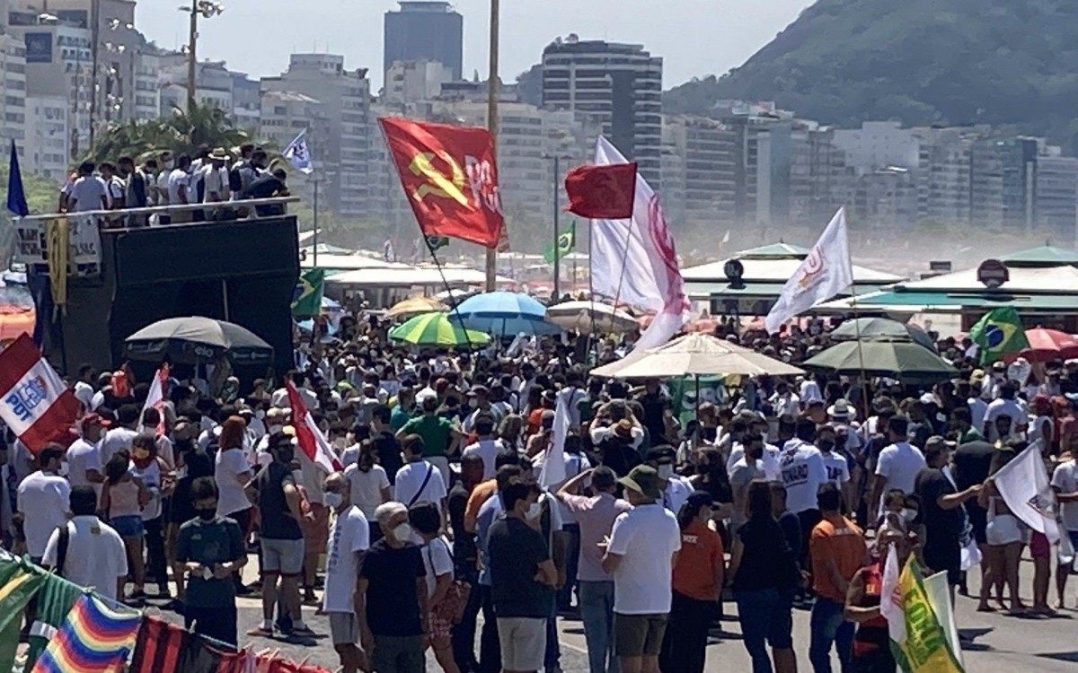 Ato contra o presidente Jair Bolsonaro reúne diferentes partidos em Copacabana, neste domingo - REPRODUÇÃO TWITTER