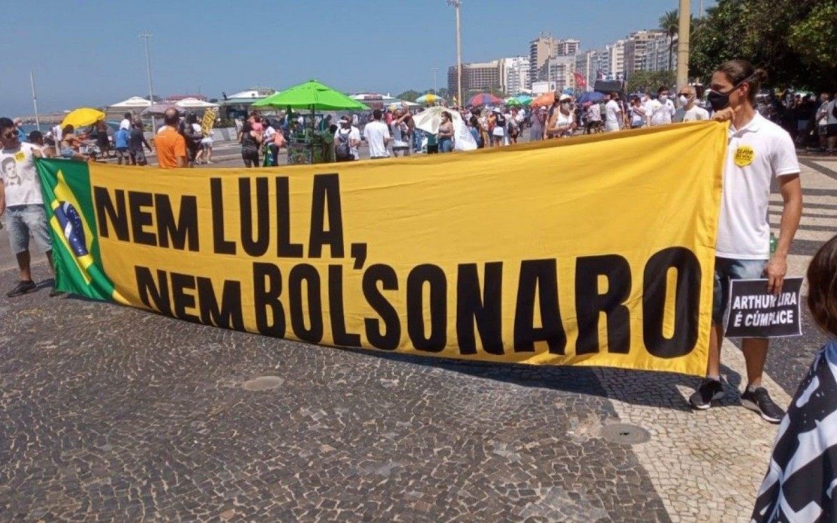 Ato contra o presidente Jair Bolsonaro re&uacute;ne diferentes partidos em Copacabana, neste domingo