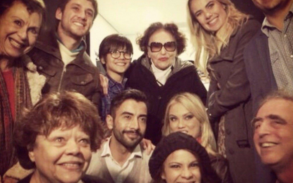 Ao lado de colegas e amigos da arte reverenciando Bibi Ferreira