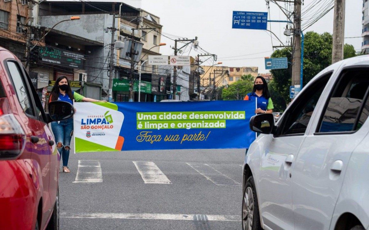 Também houve panfletagem e orientações orais aos motoristas, durante sua parada ao fechamento do sinal de trânsito