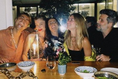 Separada de Caio Castro, Grazi passeia por Paris com Bruno Gagliasso e Gio Ewbank