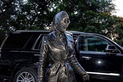 Kim Kardashian chega a Nova York e surpreende com look bizarro