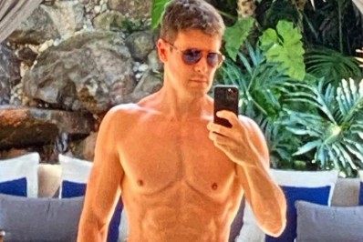 Rodrigo Faro quebra internet com foto de sunga e fãs reagem: 'Pode andar armado, tio?'