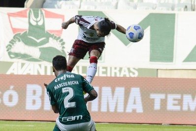 Em tarde inspirada de Michael, Flamengo vence o Palmeiras de virada e mantém jejum dos paulistas