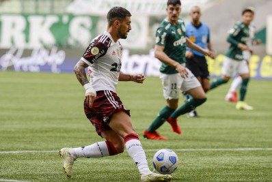 Com dores na coxa, Arrascaeta será avaliado pelo Flamengo nesta segunda-feira