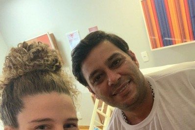 Debby Lagranha deixa maternidade após dar à luz Arthur; veja fotos