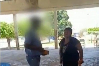 Mulher é presa depois de ameaçar com faca profissionais de saúde após pai não conseguir se vacinar