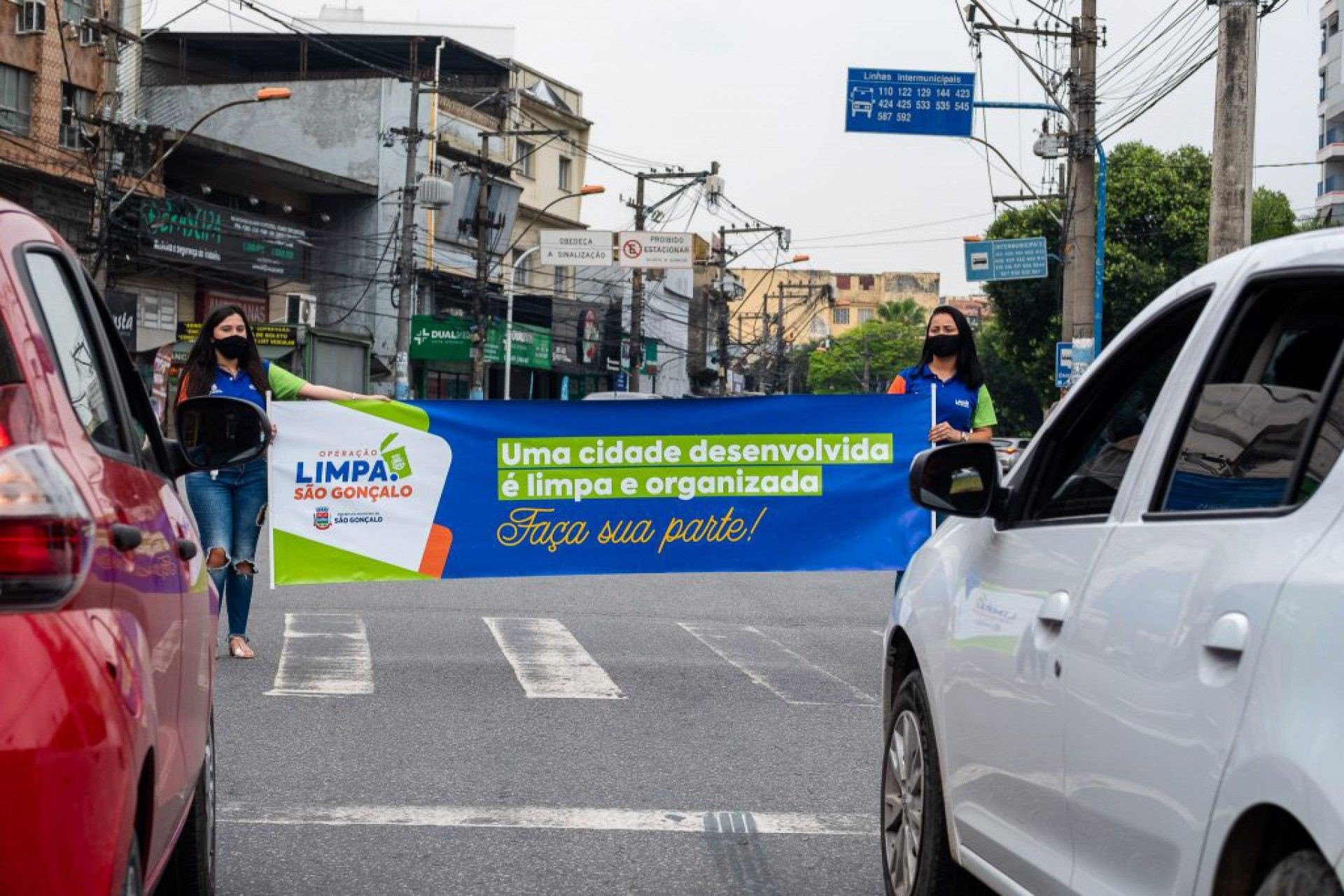 Também houve panfletagem e orientações orais aos motoristas, durante sua parada ao fechamento do sinal de trânsito - Divulgação / Rafa Corrêa