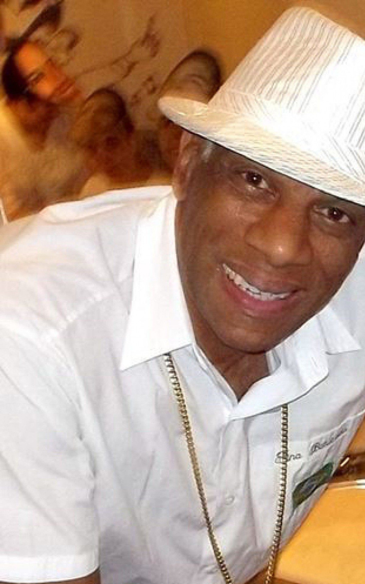 Mestre Riko fará uma breve apresentação de sua trajetória e mostrará alguns instrumentos que podem ser feitos a partir de material reciclável