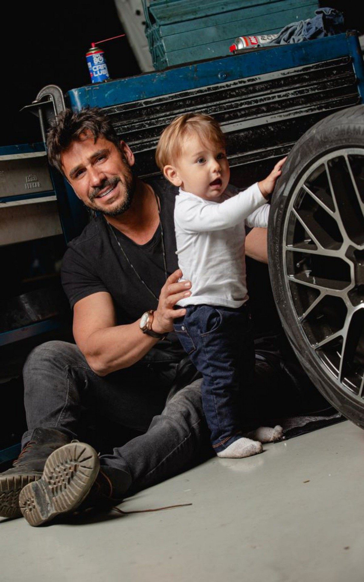 Julio Rocha fez uma sess&atilde;o de fotos pra l&aacute; de especial ao lado dos filhos 