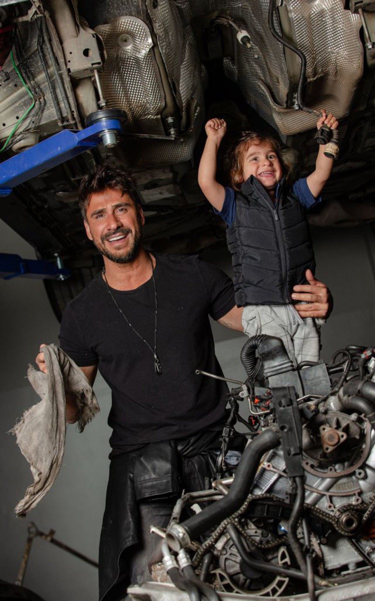 Julio Rocha fez uma sess&atilde;o de fotos pra l&aacute; de especial ao lado dos filhos 