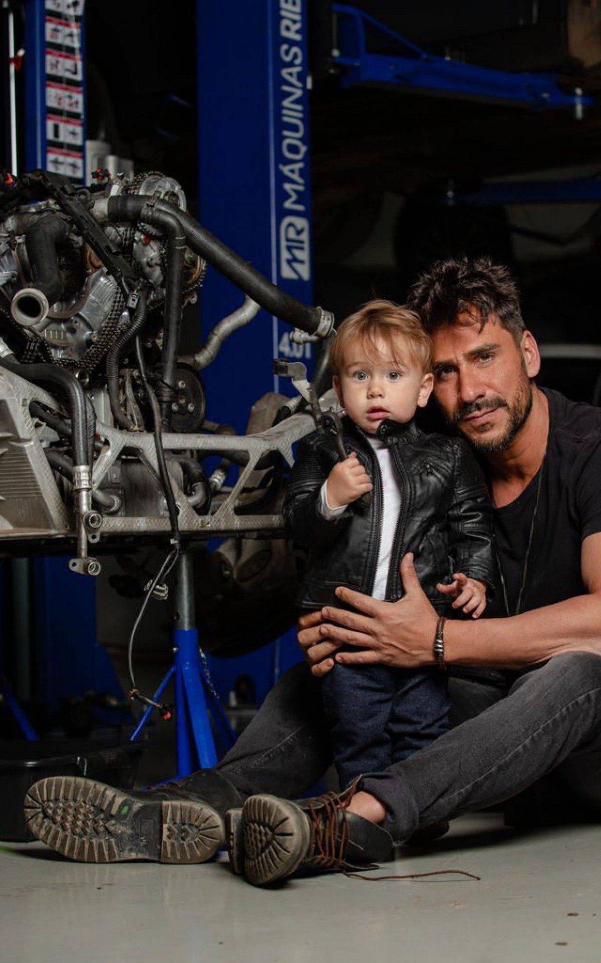 Julio Rocha fez uma sess&atilde;o de fotos pra l&aacute; de especial ao lado dos filhos 