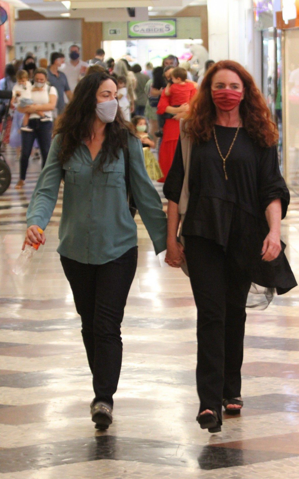 Leilane Neuberth e Gaia Maria passeiam em shopping da Zona Sul do Rio neste domingo