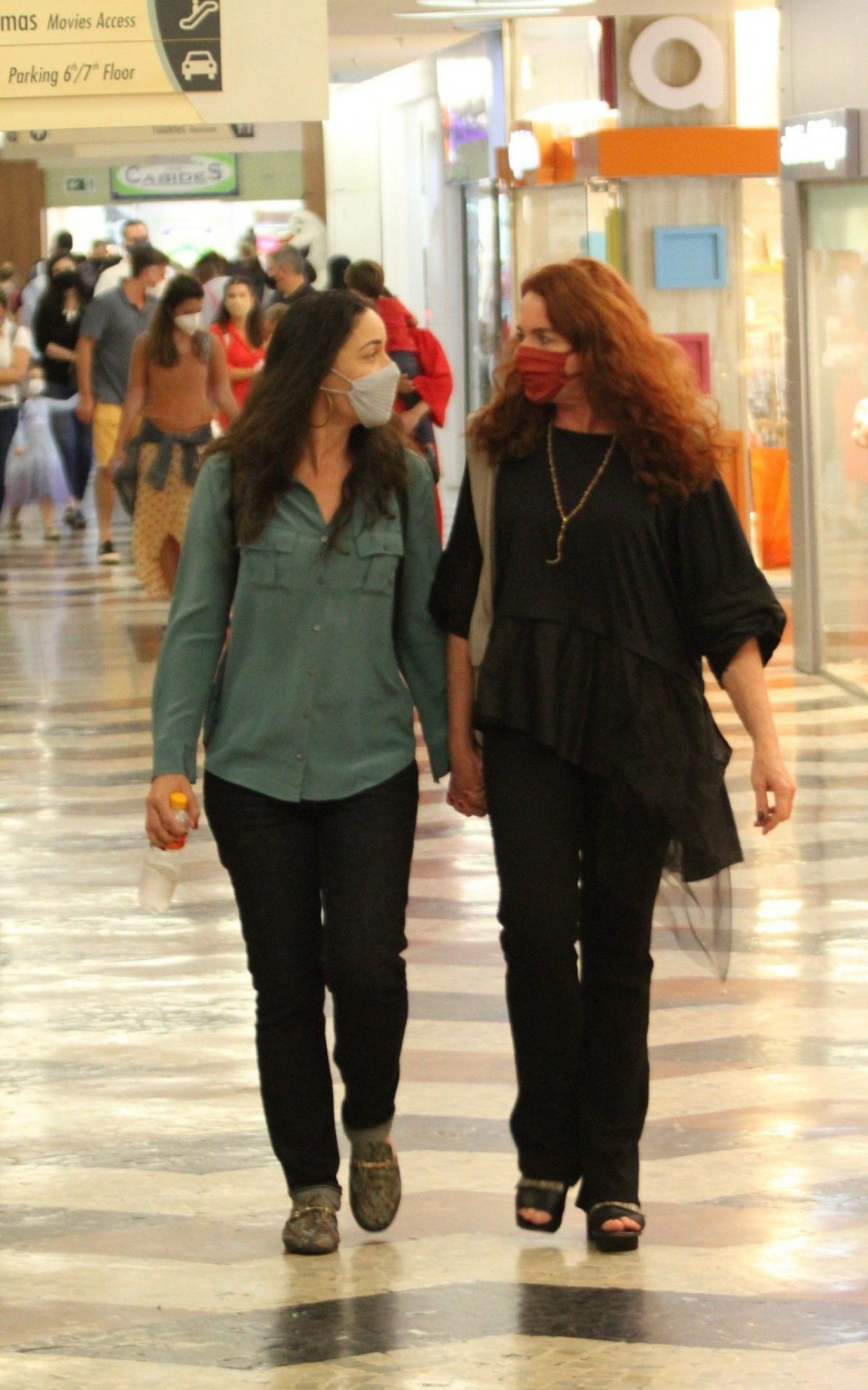 Leilane Neuberth e Gaia Maria passeiam em shopping da Zona Sul do Rio neste domingo - Ag. News