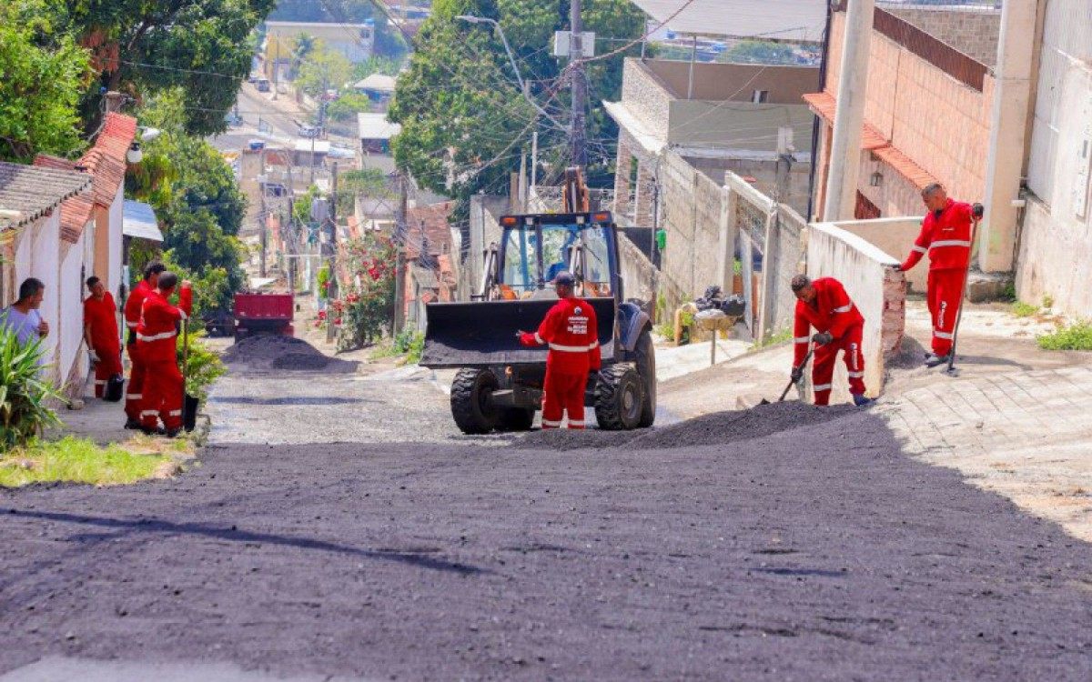 Os agentes trabalharam na Rua Pedra Negra, no Morro Azul