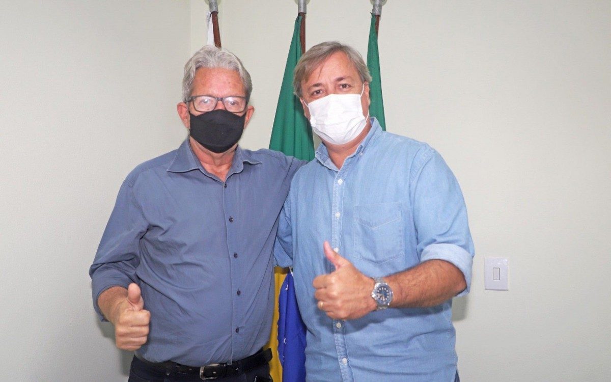 Antes de sair de férias para Portugal, Alexandre Martins (REP) reuniu secretários e vereadores para a passagem de comando ao vice, Miguel Pereira (PL).