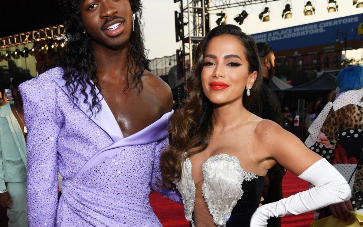 Anitta posa com o rapper Lil Nas X no MTV VMA 2021