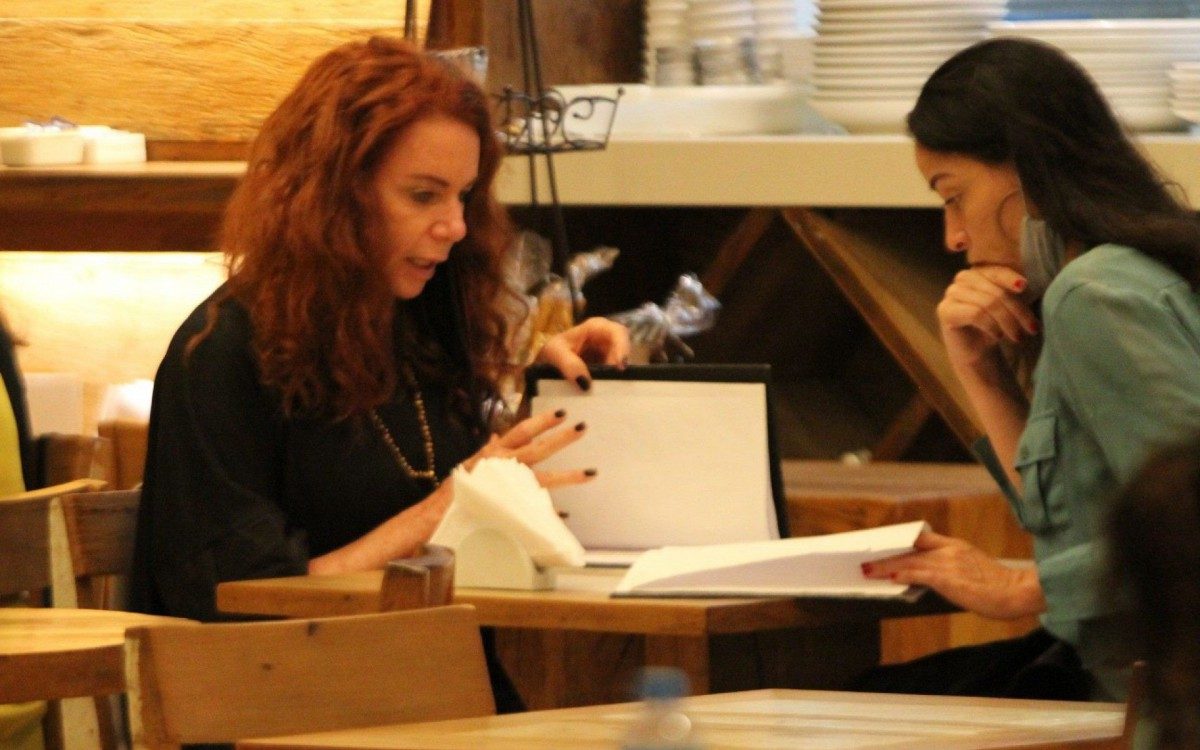 Leilane Neuberth e Gaia Maria passeiam em shopping da Zona Sul do Rio neste domingo