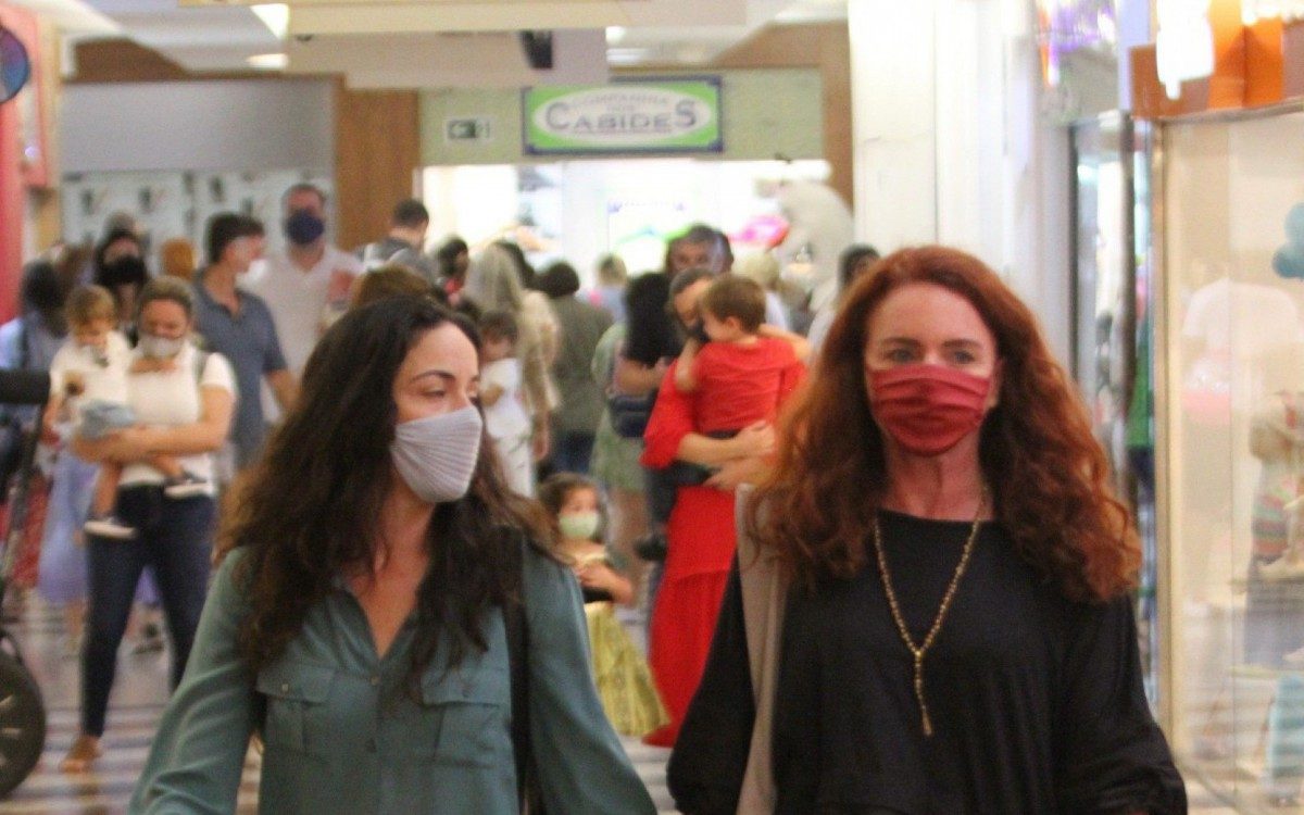 Leilane Neuberth e Gaia Maria passeiam em shopping da Zona Sul do Rio neste domingo