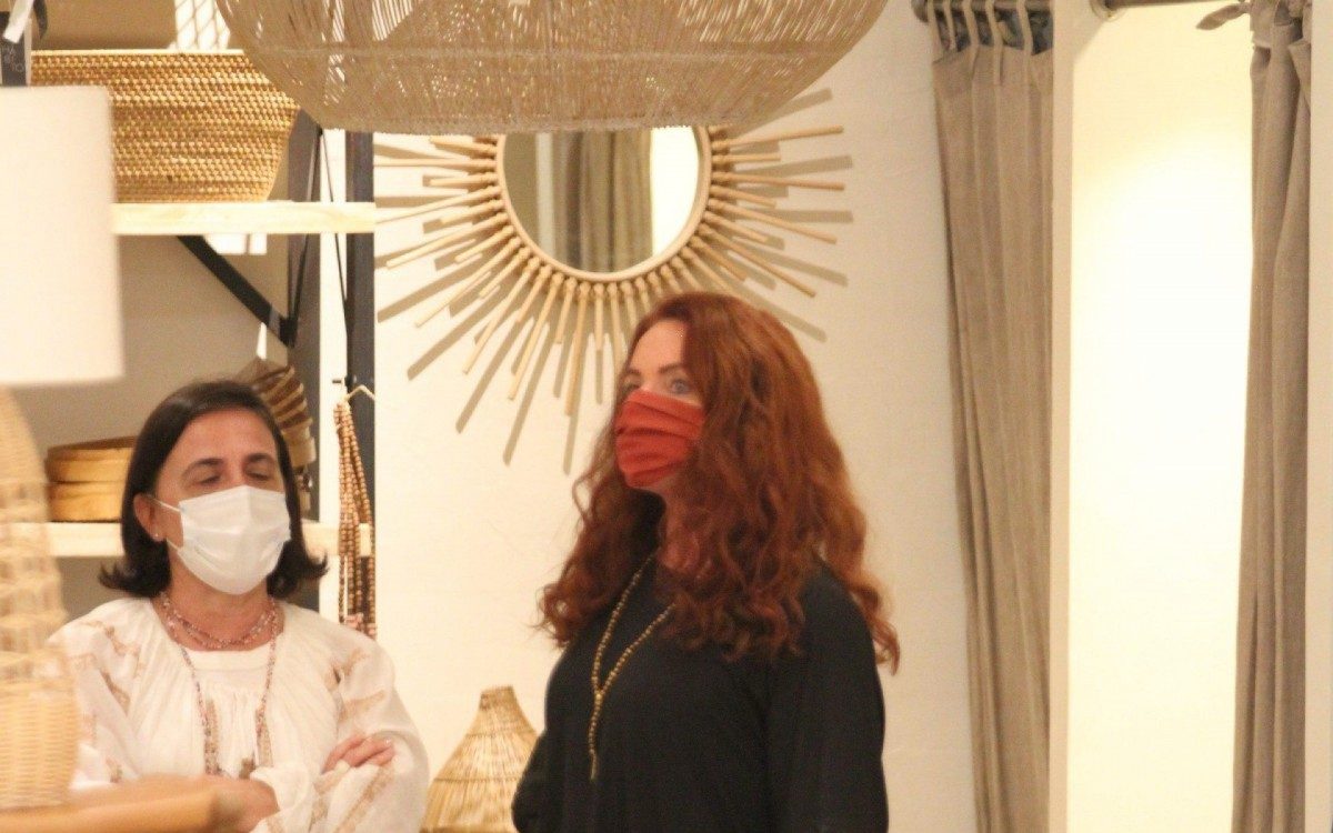 Leilane Neuberth e Gaia Maria passeiam em shopping da Zona Sul do Rio neste domingo