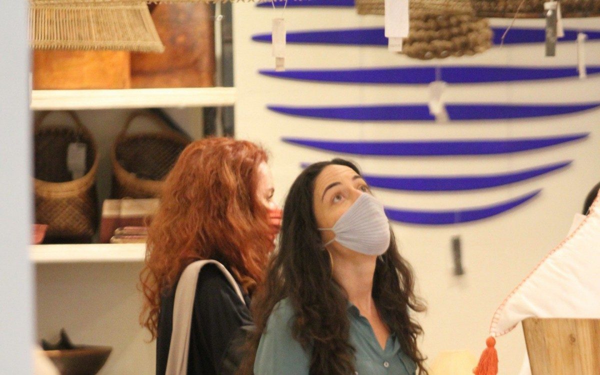 Leilane Neuberth e Gaia Maria passeiam em shopping da Zona Sul do Rio neste domingo