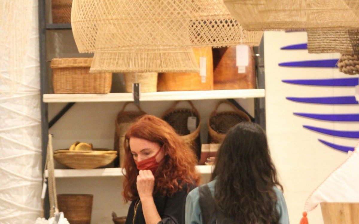 Leilane Neuberth e Gaia Maria passeiam em shopping da Zona Sul do Rio neste domingo