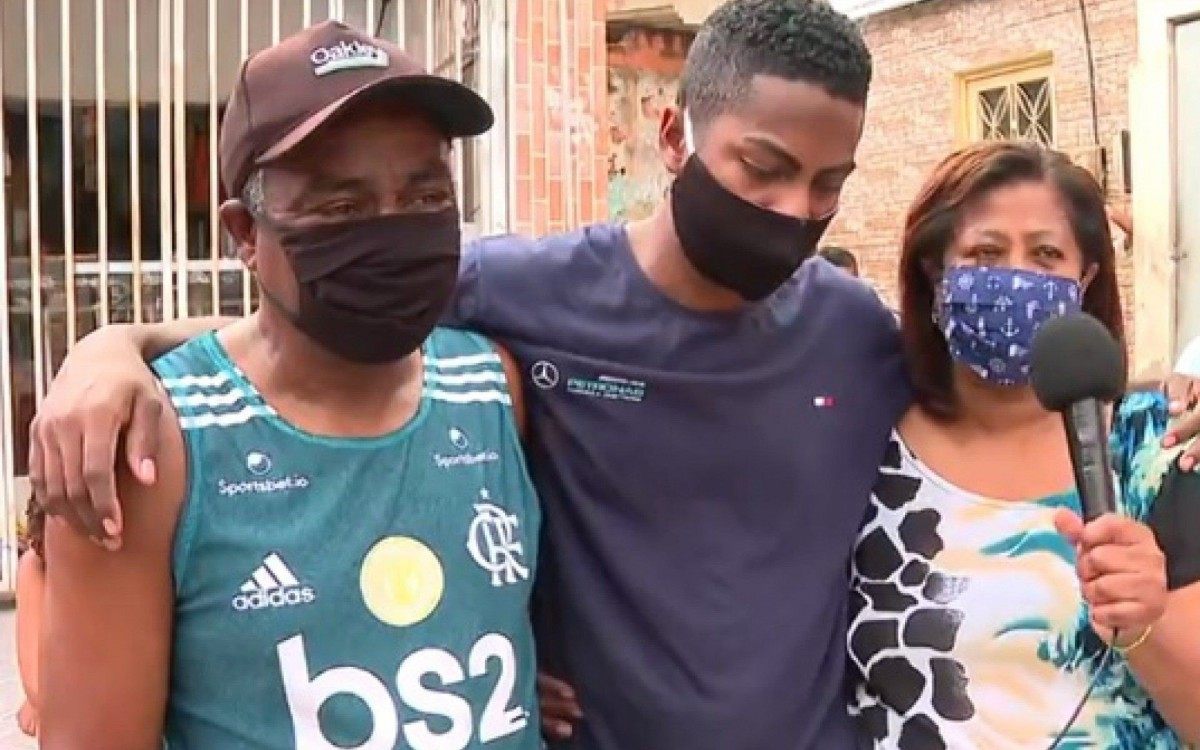 Ao deixar o pres&iacute;dio, jovem preso injustamente se emocionou 