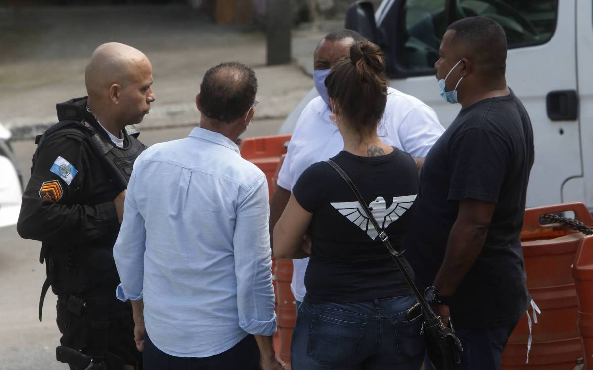 Policia - Vereador morto - Familiares e amigos do vereador Joaquim Quinze, morto na noite de domingo, estiveram, na manha de hoje, no IML de Duque de Caxias, na baixada fluminense, para libera&ccedil;ao do corpo