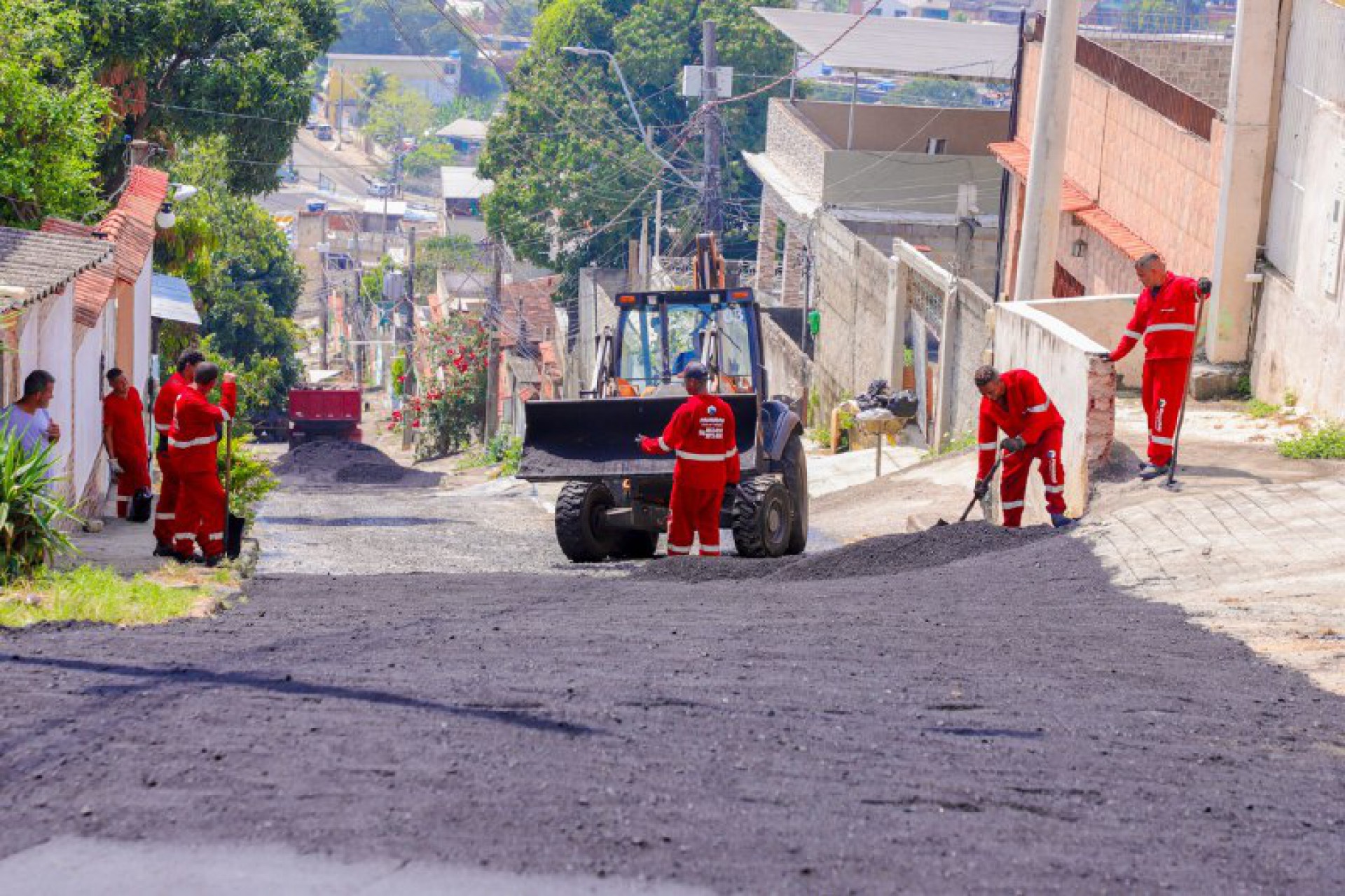 Os agentes trabalharam na Rua Pedra Negra, no Morro Azul - Divulgação