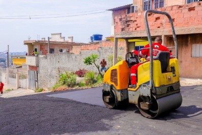 Equipe da Secretaria de Serviços Públicos de Meriti inicia asfaltamento no Morro Azul, no Jardim Sumaré