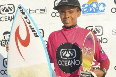 Atleta cabo-friense vence sub-12 do Surf Talentos Oceano
