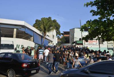 Parentes e amigos lotam sepultamento de vereador assassinado em São João de Meriti