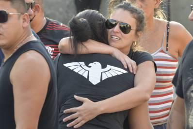 Parentes e amigos lotam sepultamento de vereador assassinado na Baixada