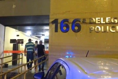 Polícia prende homem que atacou vizinha a golpes de tesoura, em Angra