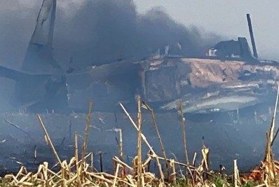 Avião de caça da Força Aérea cai em área de vegetação