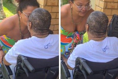 Mulher de Arlindo Cruz canta e dança com o sambista