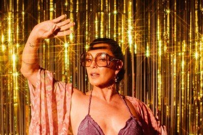 Carolina Ferraz surpreende os fãs com cliques de biquíni sexy