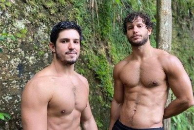 Ator da Globo posa beijando namorado e perde seguidores: 'Normalizem o afeto'