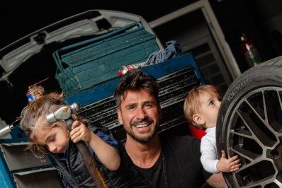 Julio Rocha pede o fim de fotos de mulheres nuas nas oficinas mecânicas