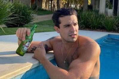 Luan Santana mostra músculos em foto na piscina: 'Monstrão'
