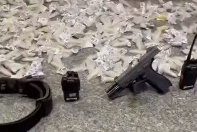 PM prende dupla com drogas e moto roubada em Mesquita