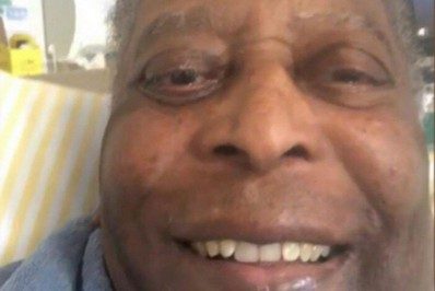 Filha de Pelé tranquiliza fãs com foto do pai no hospital e destaca: 'Pronto para sair da UTI'