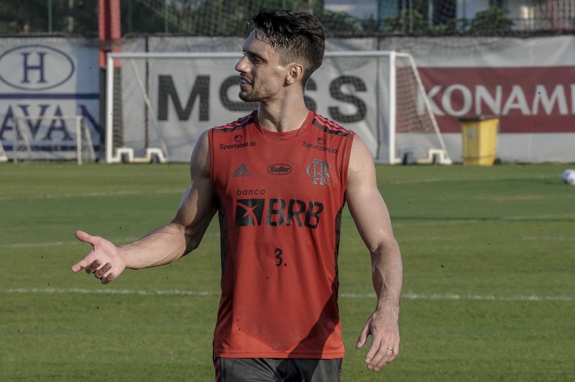Com Diego Alves e Rodrigo Caio, Flamengo divulga escalação para enfrentar o Internacional