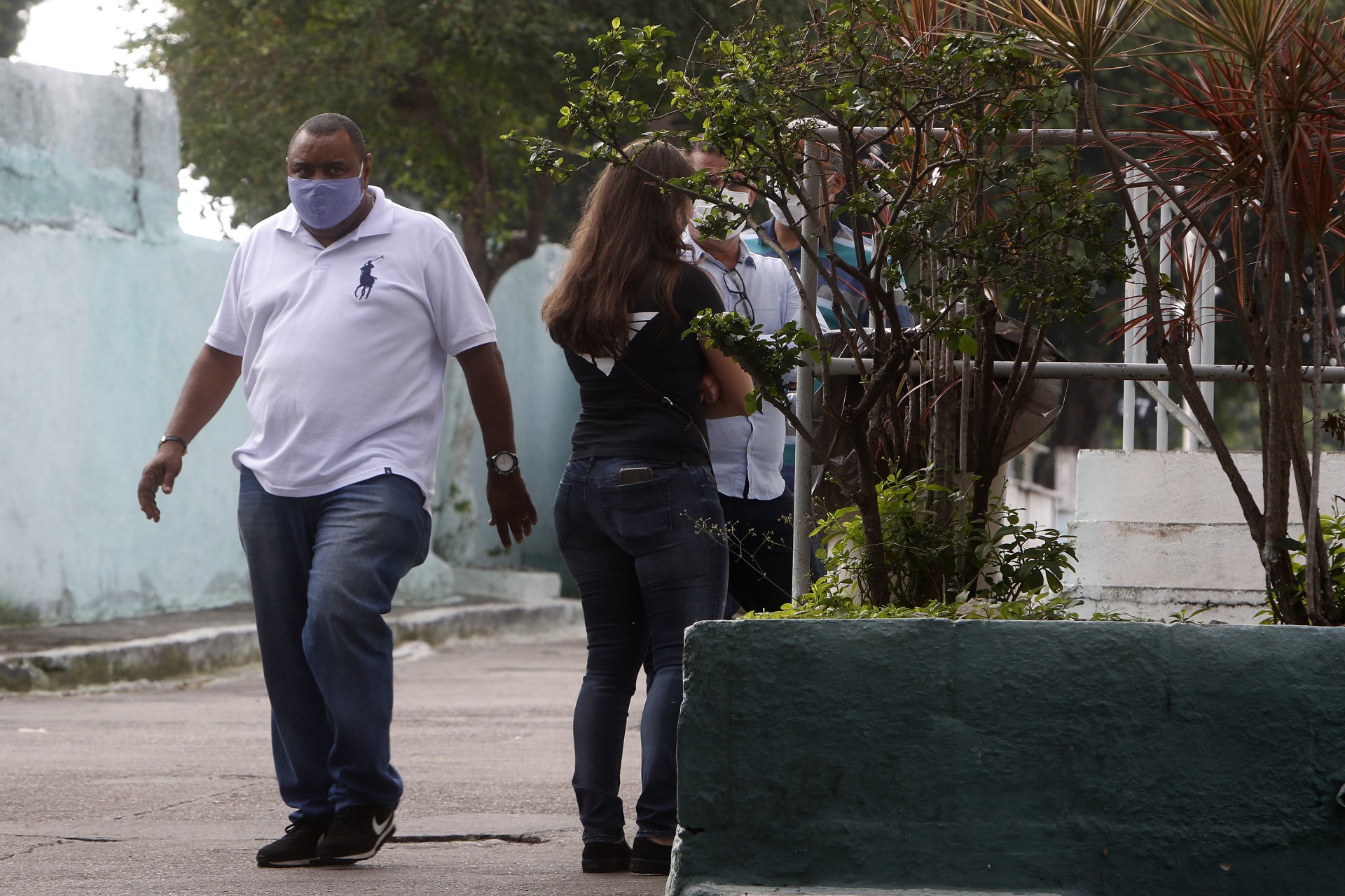 Policia - Vereador morto - Familiares e amigos do vereador Joaquim Quinze, morto na noite de domingo, estiveram, na manha de hoje, no IML de Duque de Caxias, na baixada fluminense, para liberaçao do corpo - Reginaldo Pimenta / Agencia O Dia