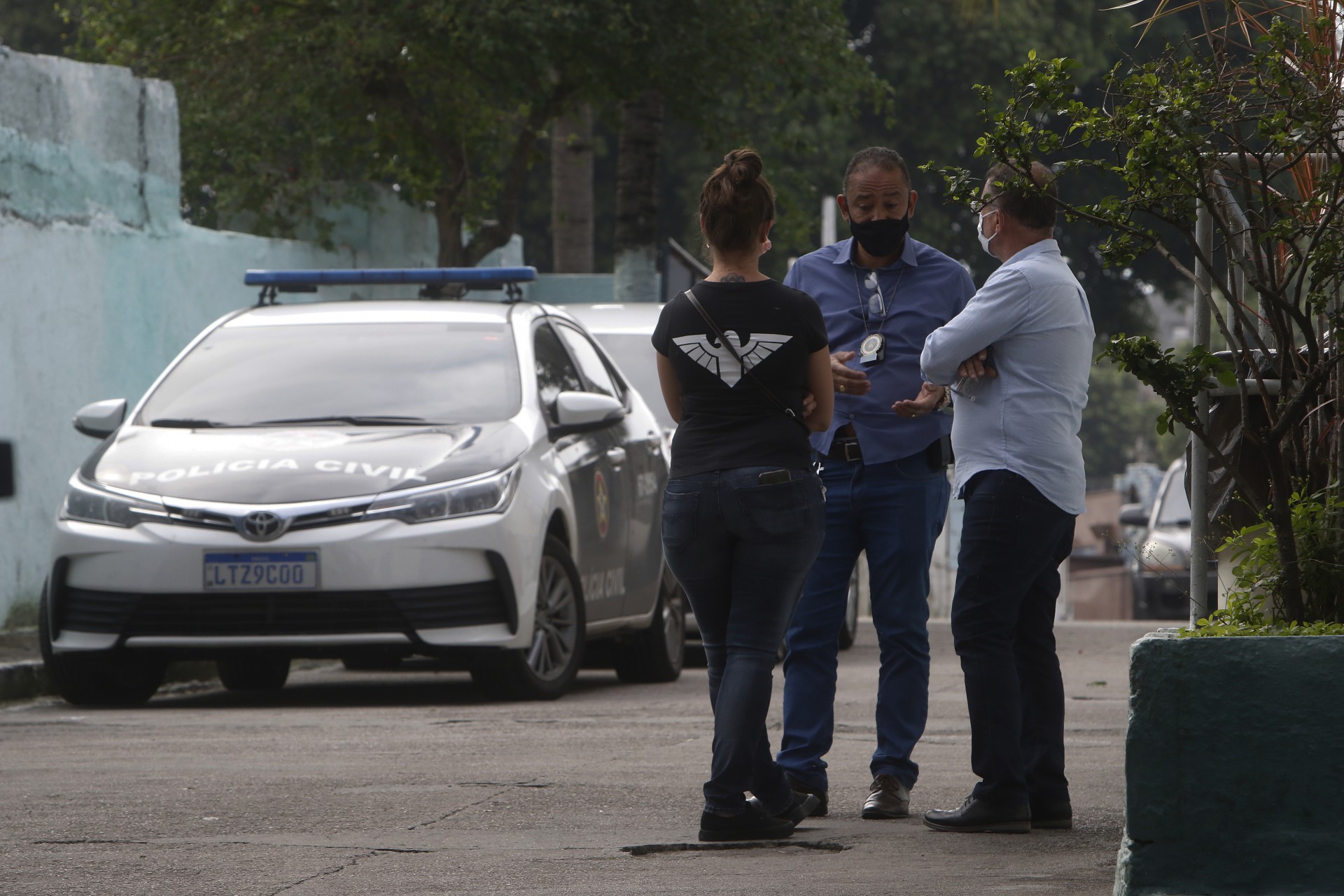 Policia - Vereador morto - Familiares e amigos do vereador Joaquim Quinze, morto na noite de domingo, estiveram, na manha de hoje, no IML de Duque de Caxias, na baixada fluminense, para liberaçao do corpo - Reginaldo Pimenta / Agencia O Dia