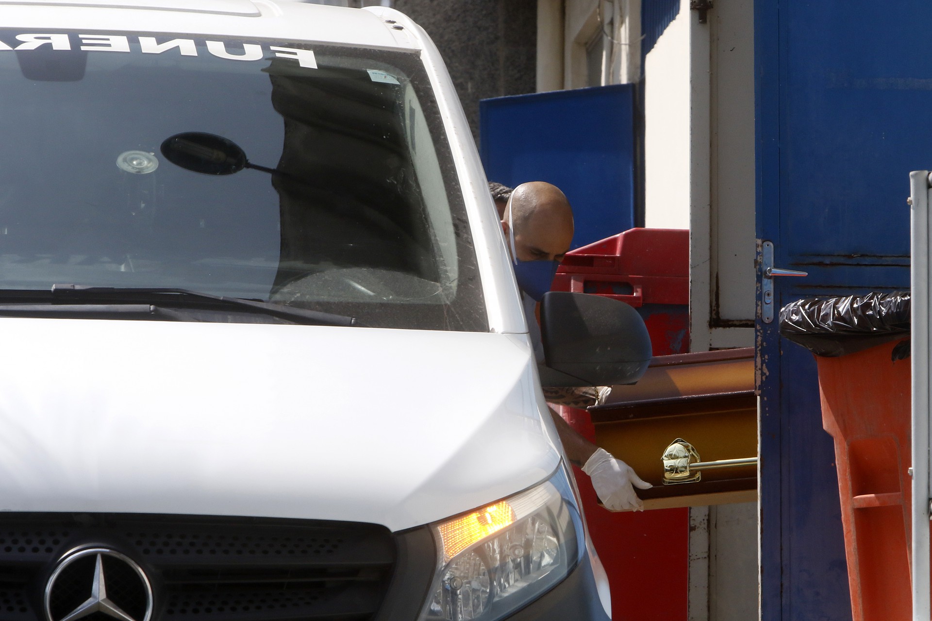 Policia - Vereador morto - Familiares e amigos do vereador Joaquim Quinze, morto na noite de domingo, estiveram, na manha de hoje, no IML de Duque de Caxias, na baixada fluminense, para liberaçao do corpo - Reginaldo Pimenta / Agencia O Dia