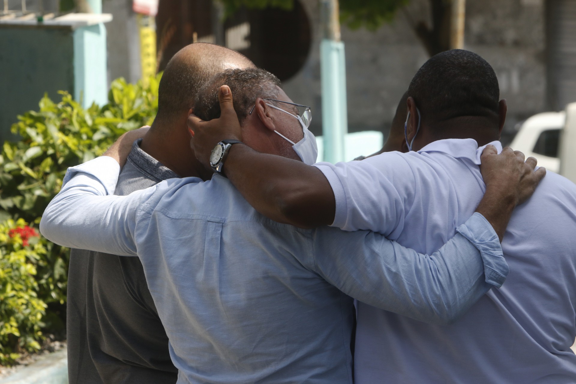 Policia - Vereador morto - Familiares e amigos do vereador Joaquim Quinze, morto na noite de domingo, estiveram, na manha de hoje, no IML de Duque de Caxias, na baixada fluminense, para liberaçao do corpo - Reginaldo Pimenta / Agencia O Dia