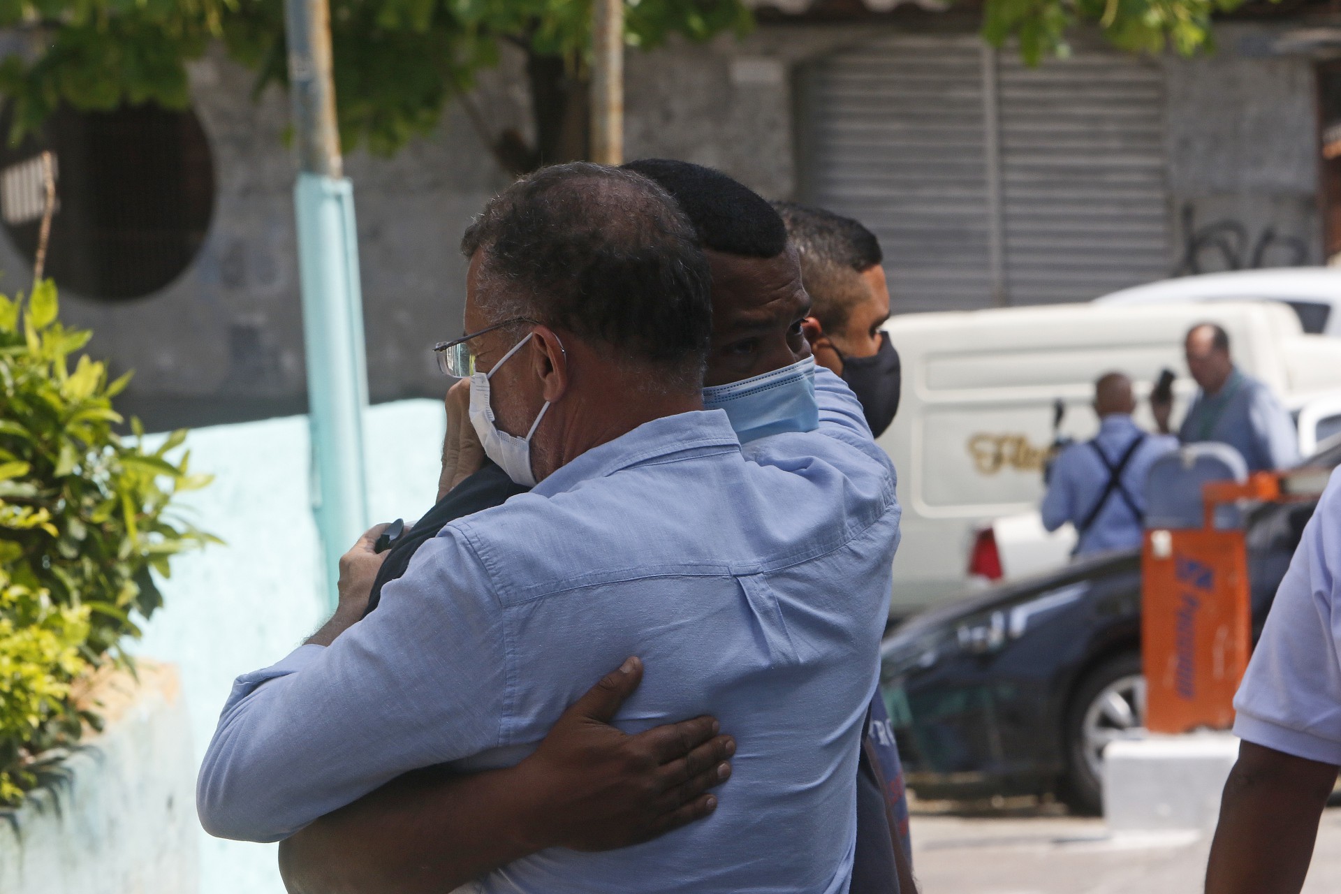 Policia - Vereador morto - Familiares e amigos do vereador Joaquim Quinze, morto na noite de domingo, estiveram, na manha de hoje, no IML de Duque de Caxias, na baixada fluminense, para liberaçao do corpo - Reginaldo Pimenta / Agencia O Dia