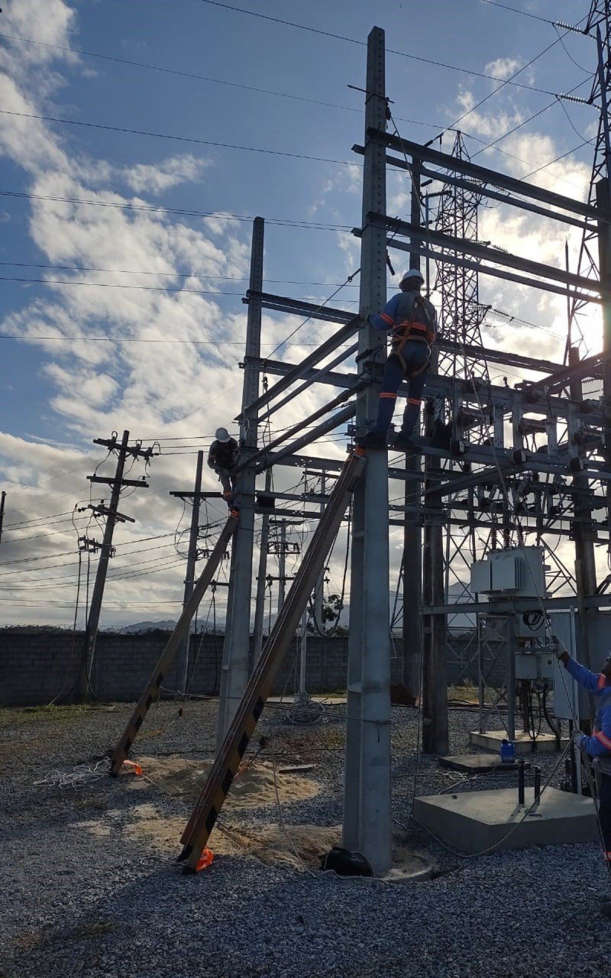 Funcion&aacute;rios da Enel Distribui&ccedil;&atilde;o Rio instalaram as estruturas do quadro de 15 kV